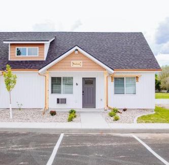 McCammon Casa | Creekside Cabin Ponderosa-stay with views near Lava
