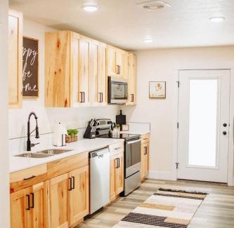McCammon Casa | Creekside Cabin Ponderosa-stay with views near Lava
