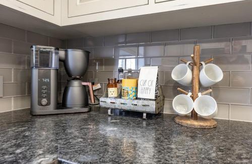 Dogwood Mountain Casa | Creekside Cabin - Pup-friendly With Ac