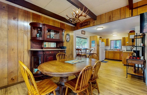 Peshastin Casa | Creekside Cabin Retreat in Peshastin — Nature, Peace & Charm