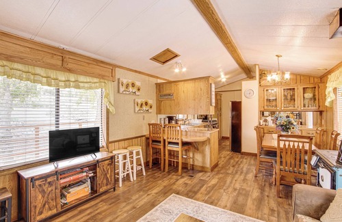 Panguitch Cabina | Creekside Cabin w/ Deck & Views in Panguitch!