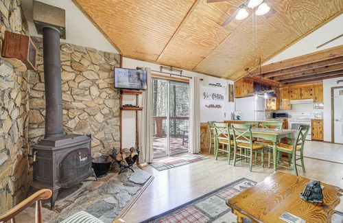 Whittier Cabina | ¡NUEVO! Cabaña junto al río con cubierta, caminatas cercanas y pesca
