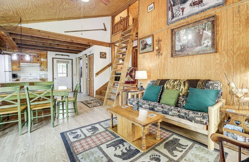 Whittier Cabina | ¡NUEVO! Cabaña junto al río con cubierta, caminatas cercanas y pesca