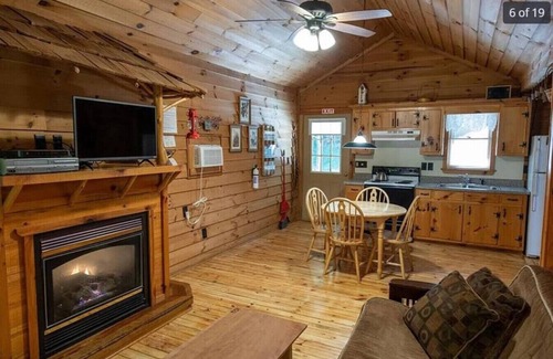 Dahlonega Cabina | Creekside Cabin w/ Hot Tub/Near Wineries/Sleeps 4