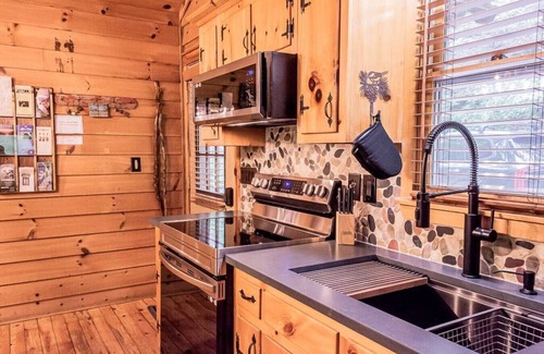 Dahlonega Cabina | Creekside Cabin w/ Hot Tub/Near Wineries/Sleeps 4