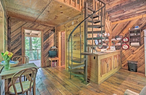 Barnardsville Cabina | ¡NUEVO! ¡Cabina 'Creekside' con terraza en el bosque de Pisgah!