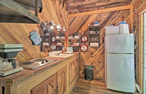 Barnardsville Cabina | ¡NUEVO! ¡Cabina 'Creekside' con terraza en el bosque de Pisgah!