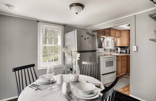 Mount Jackson Chalet De Esquí | Creekside Cabin w Hot Tub, Fire Pit, Grill, WiFi!