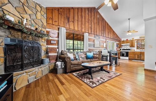 Cosby Cabina | Creekside cabin with 3 bedrooms, 2 full baths east of Gatlinburg
