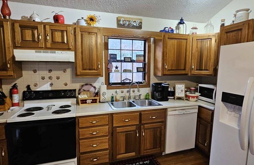 Cosby Cabina | Creekside cabin with 3 bedrooms, 2 full baths east of Gatlinburg