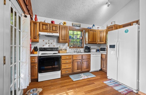 Cosby Cabina | Creekside cabin with 3 bedrooms, 2 full baths east of Gatlinburg