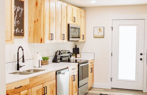 McCammon Casa | Creekside Cabins- Birch, stylish stay w views