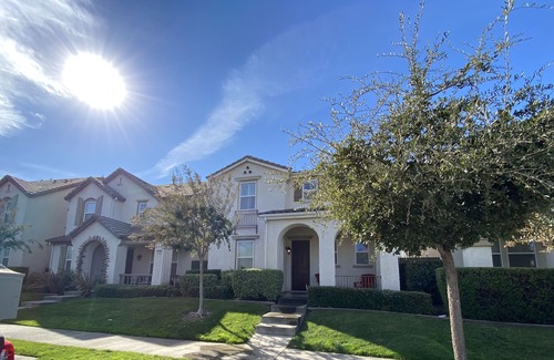 North Natomas Casa | Creekside Chateau- CLOSE TO AIRPORT/DOWNTOWN/SHOPS