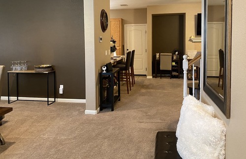 North Natomas Casa | Creekside Chateau- CLOSE TO AIRPORT/DOWNTOWN/SHOPS