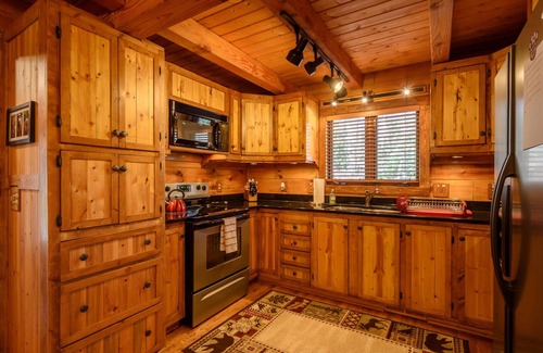 Banner Elk Cabina | Creekside Comfort NC - Creekside cabin minutes from amazing hiking and skiing.