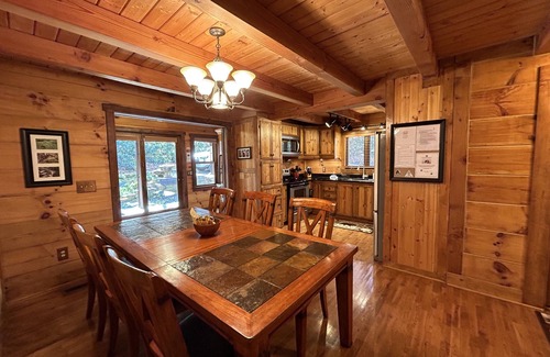 Banner Elk Cabina | Creekside Comfort NC - Creekside cabin minutes from amazing hiking and skiing.