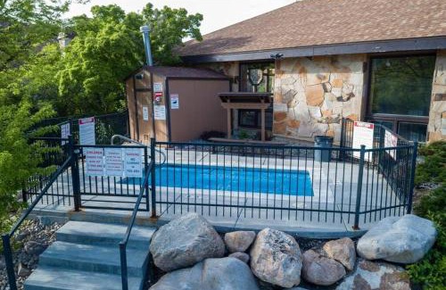 Eden Casa | Creekside Comfort with Resort Amenities