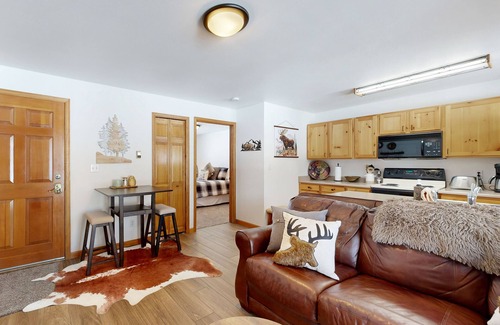 Grand Lake Condominio | Creekside condo w/ patio, fireplace & open layout perfect for a group getaway