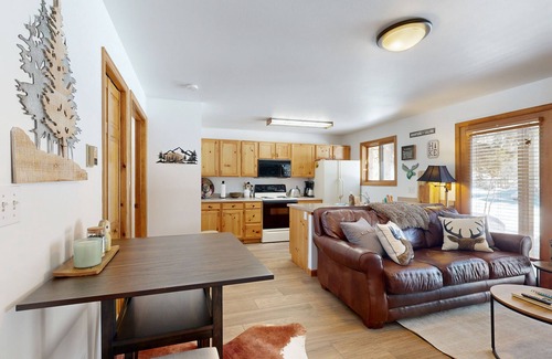 Grand Lake Condominio | Creekside condo w/ patio, fireplace & open layout perfect for a group getaway