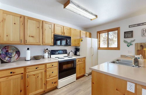 Grand Lake Condominio | Creekside condo w/ patio, fireplace & open layout perfect for a group getaway
