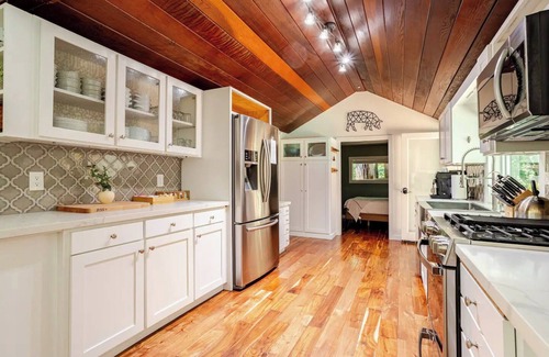 Healdsburg Cabaña | Creekside Cottage and Bungalow. Cozy, pet friendly, close to town. Sleeps 6