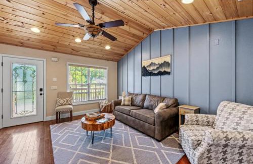 Gatlinburg - Pigeon Forge Casa | Creekside Cottage*Hot Tub*Entire Home-Pigeon Forge