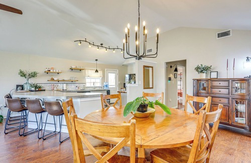 Belton Casa | Creekside Cottage w/ Deck & Hot Tub in Belton