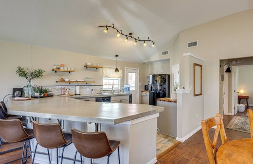 Belton Casa | Creekside Cottage w/ Deck & Hot Tub in Belton