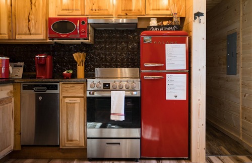 Canton Cabina | Creekside Cottage w/ hot tub, fire pit, fishing