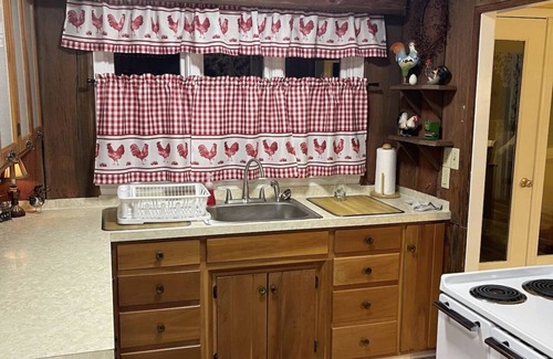 Carlton Cabaña | CREEKSIDE COTTAGE WITH WATER ACCESS, LARGE LOT WITH CAMPFIRES AND LOTS OF CHARM