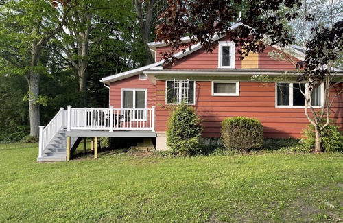 Carlton Cabaña | CREEKSIDE COTTAGE WITH WATER ACCESS, LARGE LOT WITH CAMPFIRES AND LOTS OF CHARM