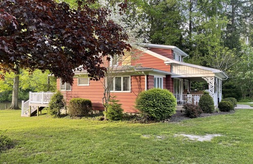 Carlton Cabaña | CREEKSIDE COTTAGE WITH WATER ACCESS, LARGE LOT WITH CAMPFIRES AND LOTS OF CHARM