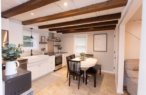Birdsboro Casa | Creekside Cottage con hermoso patio !!