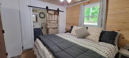 Aquone Casa | Creekside Cottage - Your Perfect Mountain Getaway!