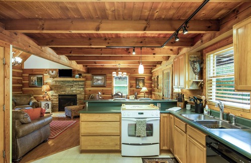 Rockford Cabina | Creekside Cozy Cabin:Minutes to UTK, Dtwn Knox & M’ville ,Marina, & TYS airport