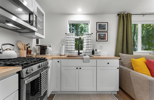 Sequim Casa | Creekside Escape a Cabin With Hot Tub