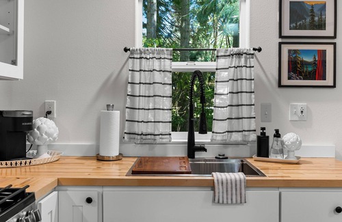 Sequim Casa | Creekside Escape a Cabin With Hot Tub