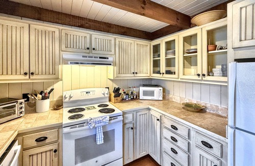 Scaly Mountain Cabina | Creekside,firepit,wood stove,family&dog friendly,covered deck dining