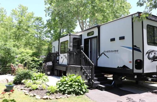 Gatlinburg - Pigeon Forge Casa | Creekside Glamping Resort- Fishing Pond, Mini Golf, Game Room, Pet Friendly