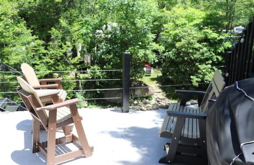 Gatlinburg - Pigeon Forge Casa | Creekside Glamping Resort- Fishing Pond, Mini Golf, Game Room, Pet Friendly
