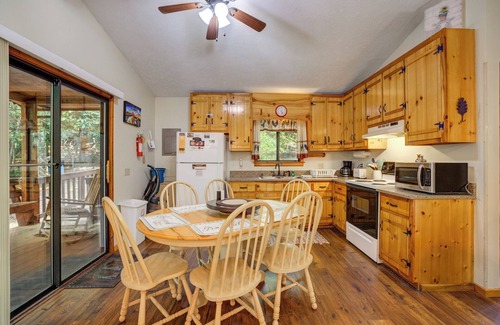 Sautee Nacoochee Cabaña | Creekside Haven: 3 dormitorios, 2 baños Cottage en Sautee Nacoochee, capacidad para 6
