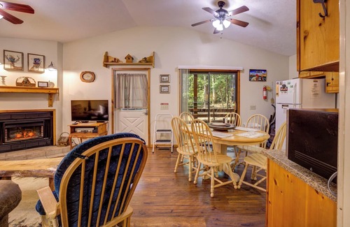 Sautee Nacoochee Cabaña | Creekside Haven: 3 dormitorios, 2 baños Cottage en Sautee Nacoochee, capacidad para 6