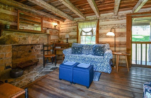 Raphine Cabina | Histórica cabaña de troncos de Creekside con todas las comodidades modernas en el histórico Wade's Mill