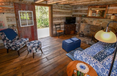 Raphine Cabina | Histórica cabaña de troncos de Creekside con todas las comodidades modernas en el histórico Wade's Mill