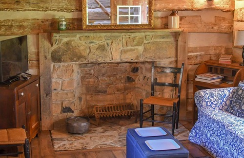 Raphine Cabina | Histórica cabaña de troncos de Creekside con todas las comodidades modernas en el histórico Wade's Mill