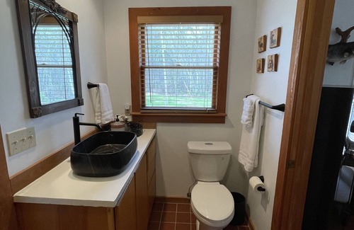 Claxton Cabina | Creekside Hunting and Fishing Cabin overlooking Lotts Creek on 190 acres