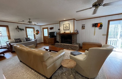 Claxton Cabina | Creekside Hunting and Fishing Cabin overlooking Lotts Creek on 190 acres
