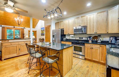 Sapphire Casa | Creekside Lodge about 4 Mi to Sapphire Valley Resort!