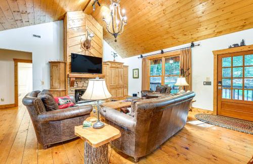 Sapphire Casa | Creekside Lodge about 4 Mi to Sapphire Valley Resort!