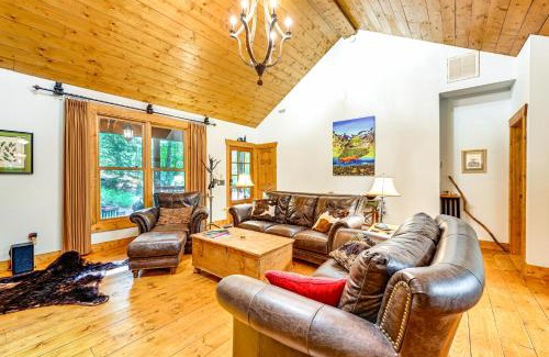 Sapphire Casa | Creekside Lodge about 4 Mi to Sapphire Valley Resort!